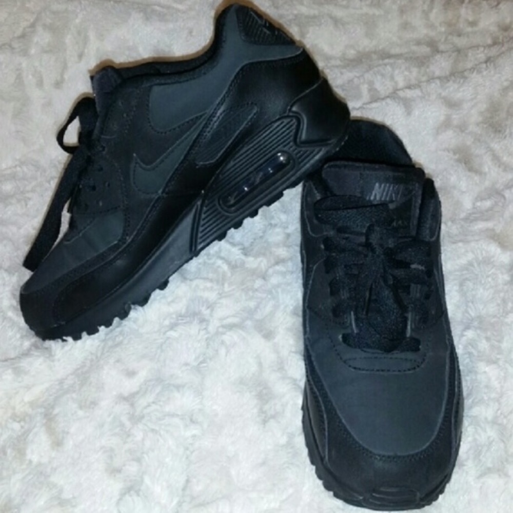 Black nike air max sneakers! Size 6 women’s